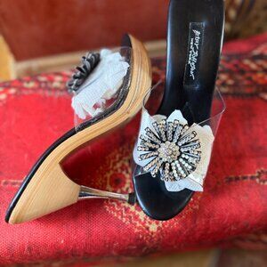 ✨ Y2K Betsey Johnson Starburst Heels – Clear Strap Black Base Size 7 – NWOT